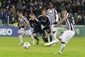 Penalti Vidal bertahan...