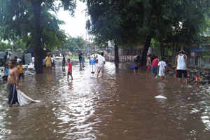 Protes banjir, Warga...