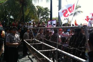 Barikade polisi hadang...