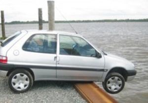 Avanza masuk sungai...