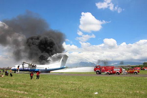 Pesawat Triplex terbakar...