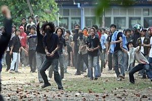 Terlibat bentrok 50...