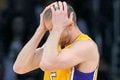 Point guard Lakers menepi...