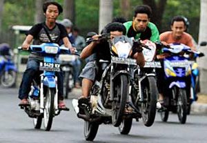 Puluhan anggota geng...