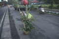Protes jalan rusak,...