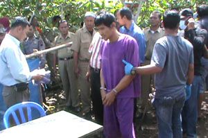 Polisi bongkar makam,...