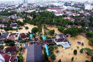 Banjir meninggi, ratusan...