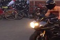Naik motor sambil bugil,...