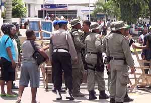 Aparat buka paksa blokade...