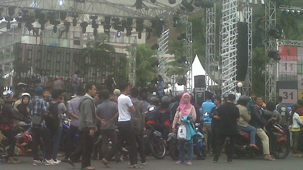 Warga mulai padati panggung...