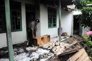 Tawuran, 20 rumah di...