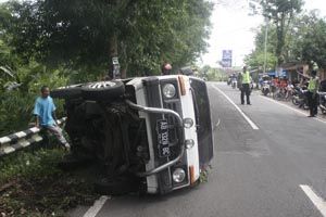 Minibus terguling, nyaris...
