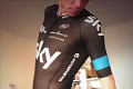 Froome coba baju baru...