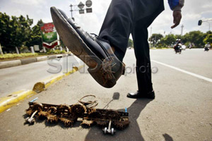 Bersihkan paku, relawan...