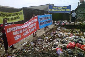 Warga tutup paksa TPS...