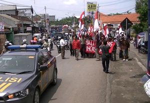 Tolak JKN, ratusan warga...