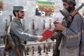 Komandan Taliban serahkan...