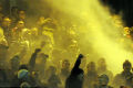Fans nyalakan flare,...