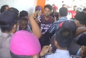 Dilarang berdagang,...
