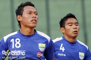 Cari pengganti Van Dijk,...