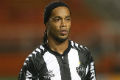 Ronaldinho perpanjang...