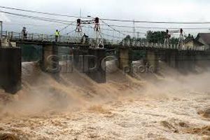 Tinggi air terus naik,...