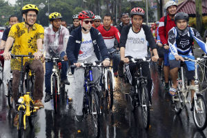 Lorenzo senang bersepeda...