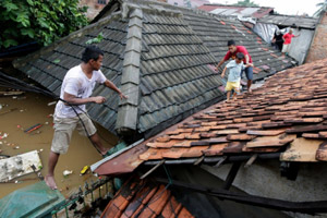Banjir meninggi, warga...