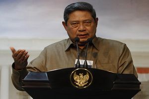 Kunjungi pengungsi Sinabung,...