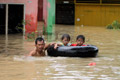 Ibu-ibu tembus banjir...