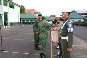 Oknum TNI ini dipermalukan...