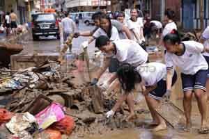 Sampah dibuang ke jalan,...