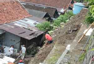 Longsor Tampomas, warga...
