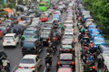 Macet, petugas persilahkan...