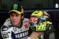 Rossi pakai helm unik...