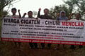 Pasang spanduk, warga...