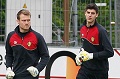 Dua kiper Belgia saling...