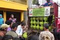 Warga di Garut antre...