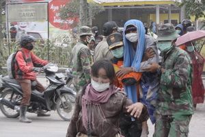 Lahar dingin Kelud sapu...