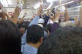 Penumpang KRL berlompatan...