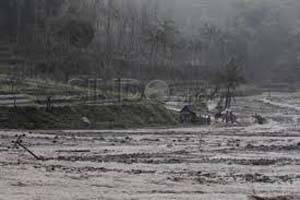 Banjir lahar Kelud,...