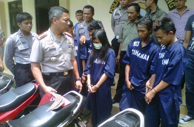 Komplotan ini gunakan...