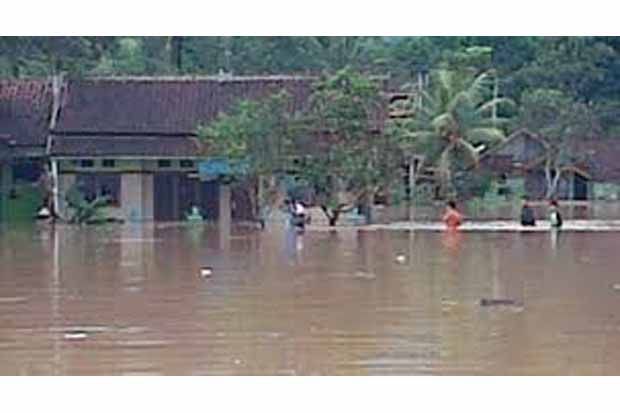 Tim SAR evakuasi ratusan...
