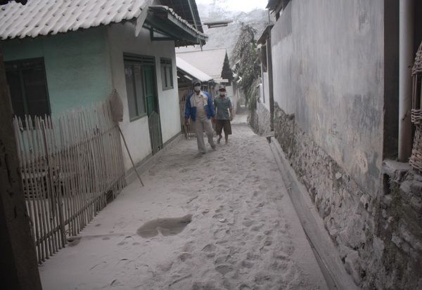 Bantuan material Kelud...