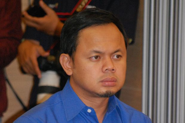 Cari perhatian pemilih...