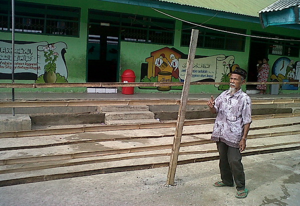 Sengketa, warga segel...