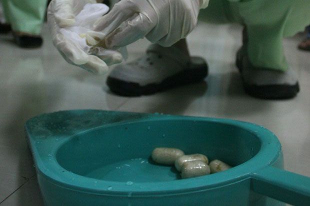 42 kapsul heroin dikeluarkan,...