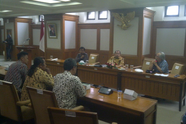 Terdapat tiga logo dan...