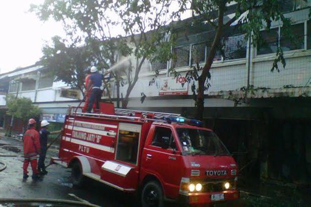 Enam toko di Pasar Ratu...