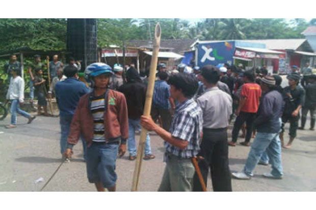 Bentrok antarwarga di...